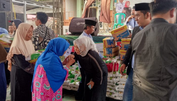Kuwu ambari berikan santunan anak yatim piatu dan jompo warga desa tangkil Susukan.