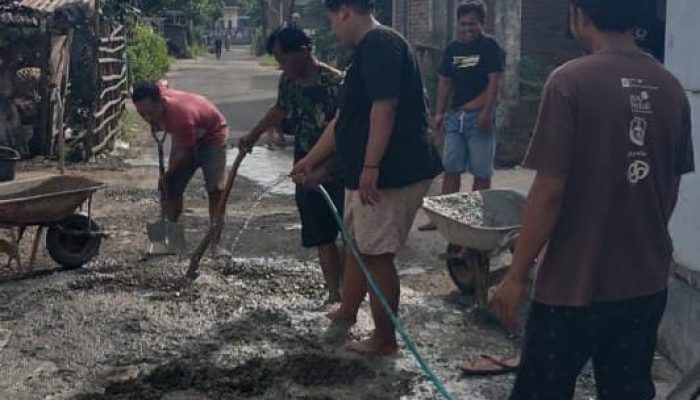 Warga Kampung Baru Sirnoboyo Pacitan Gotong Royong Perbaiki Jalan, Sebagai Bentuk Protes atas Lambannya Penanganan Pemerintah