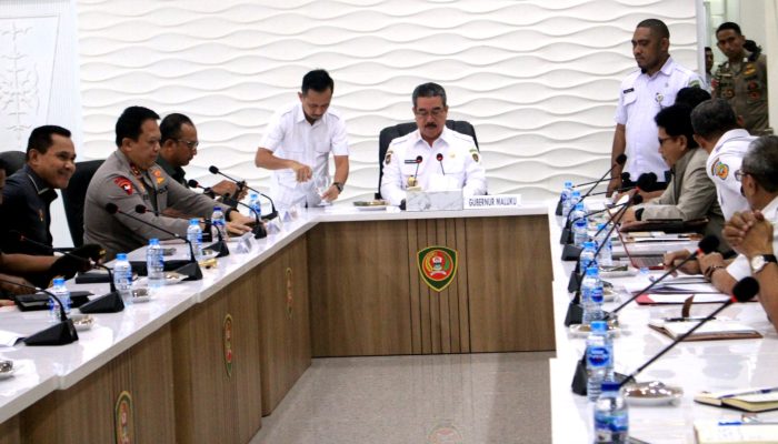 Gubernur Pimpin Rapat Bahas Gunung Botak, Kasrul Selang : Kawasan Gunung Botak Akan Ditertibkan