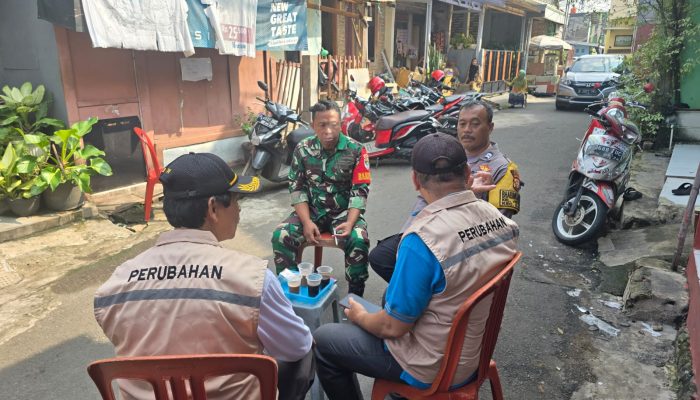 Babinsa Koramil Cakung Bersama Binmaspol Jalin Keakraban Lewat Komsos Humanis.