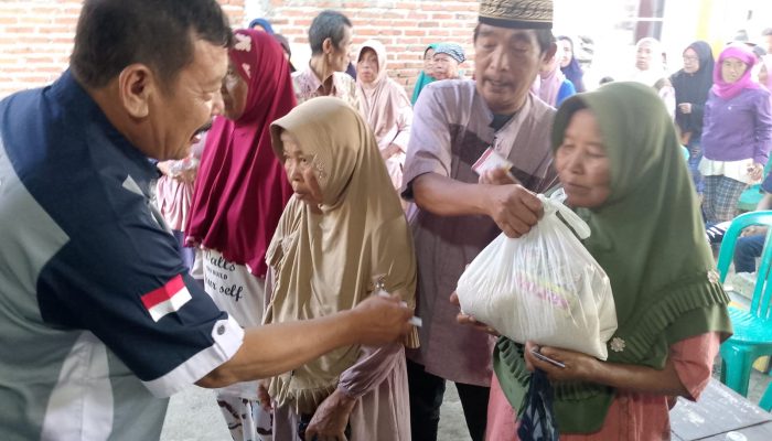 HUT Ke-4 Media Global Ekpose TV, Pimred Bagikan Sembako Untuk Masyarakat Kurang Mampu.