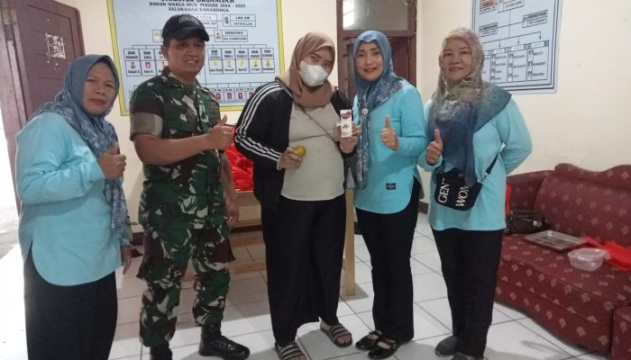 Babinsa Jatinegara Bantu Distribusikan Menu Makanan Kering untuk Balita, Ibu Hamil dan Ibu Menyusui.