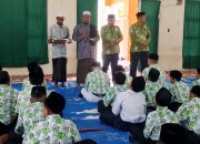 Pimpinan Dayah Sirajul Munir Al-Aziziyah Lakukan Tepung Tawar Siswa/i Baru MTSN Kota Sabang.