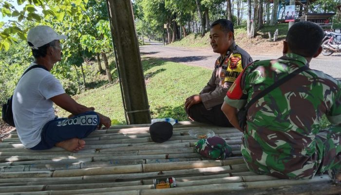 Dengar Keluhan Masyarakat, Babinsa Dan Bhabinkamtibmas Polsek Plered Gelar Jum’at Curhat
