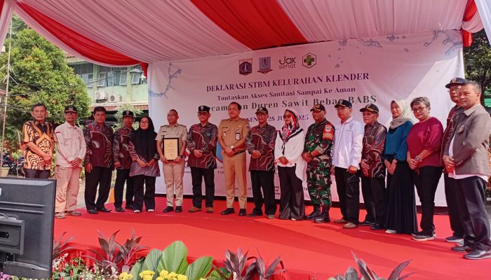 Babinsa Koramil 08/Duren Sawit Hadiri Giat Deklarasi STBM di Kelurahan Klender.