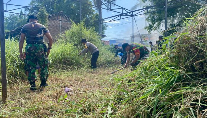 Bhabinkamtibmas Desa Dukuhsalam Turun Tangan Bersama Warga