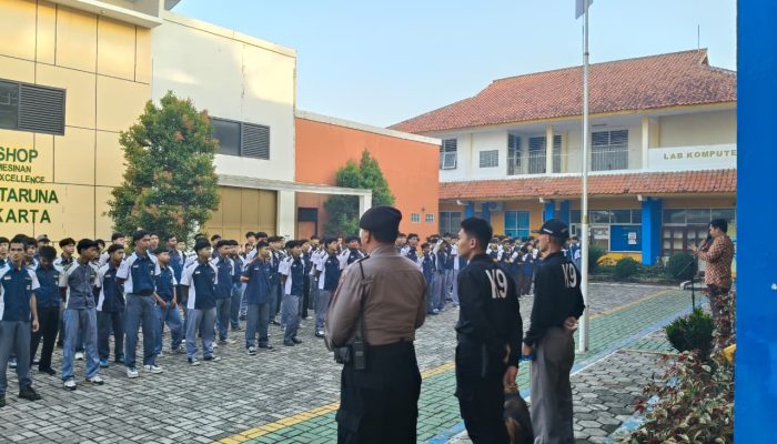 Sat Samapta Polres Purwakarta Kenalkan Anjing Pelacak Ke Pelajar SMK