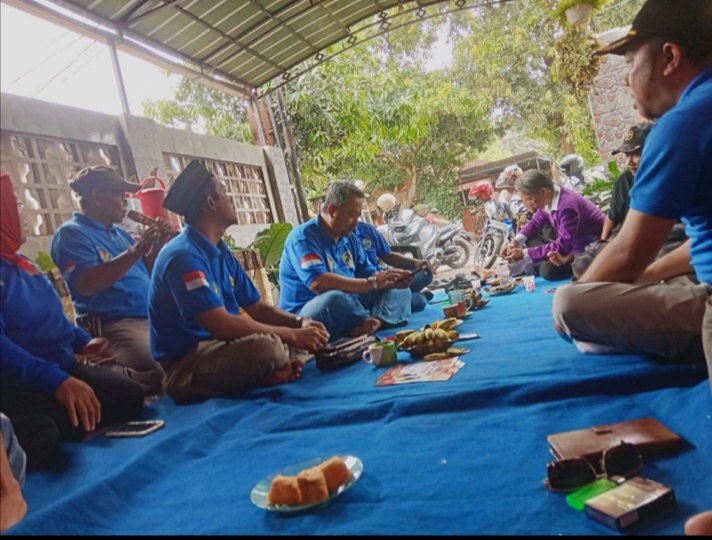 Keterangan Photo: Acara pertemuan persiapan untuk menyambut HUT Forjab yang pertama kali tahun2025, Mohamad Sujoni selaku sekjen forjab bersama jajarannya pengurus DPP dan DPC Tegal ,Brebes*
