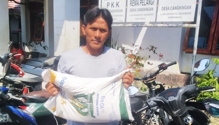 Sebanyak 812 KPM Desa Cangkingan Kecamatan Kedokan Bunder Terima Bantuan Beras 20Kg