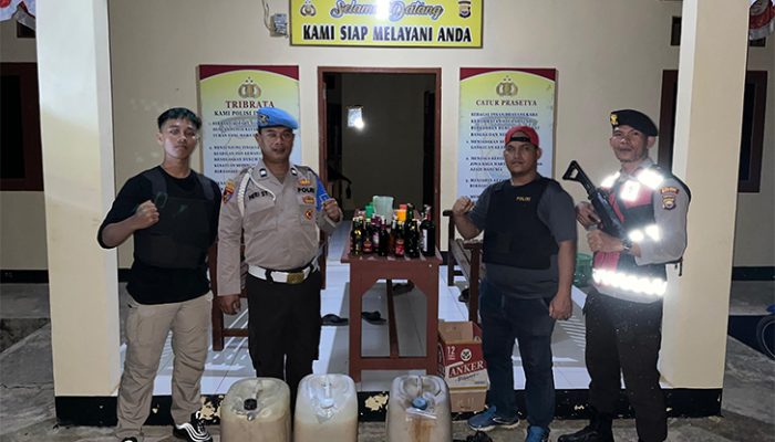 Polsek Sungai Rumbai Amankan 120 Liter Tuak dan 17 Botol Miras