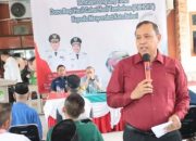 Wali Kota Bekasi Tri Adhianto Serahkan BLT DBHCHT