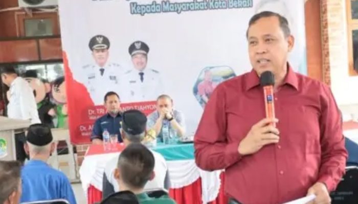 Wali Kota Bekasi Tri Adhianto Serahkan BLT DBHCHT