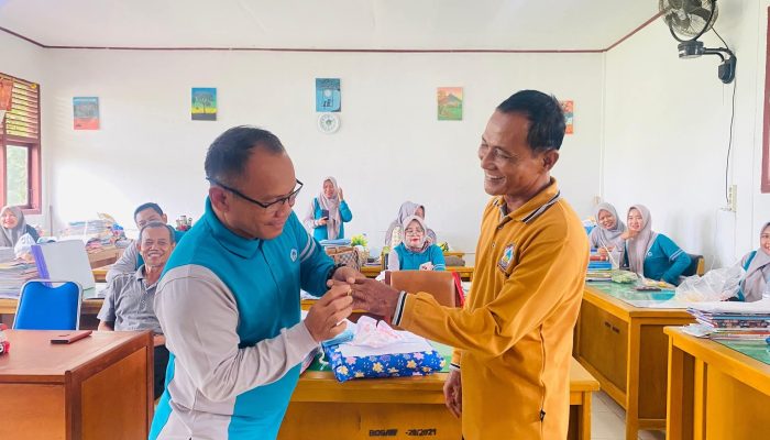 Perpisahan purnabakti dan mutasi tenaga kependidikan dan guru SMPN 2. Tanjung jabung timur