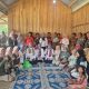 Ketua pkk provinsi jambi hesnidar haris tinjau kependidikan suku anak dalam (SAD) di kabupaten batang hari di desa hajran