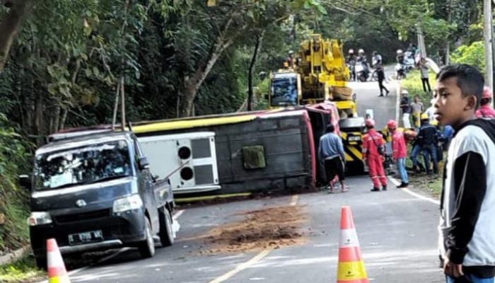 Bus Karyawan PLTU Pacitan Terguling di Jalur Pegunungan Sudimoro, 19 Penumpang Luka-Luka: Pertanyaan Muncul soal Kelayakan Armada