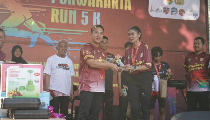 Kapolres Purwakarta Berikan Penghargaan Kepada Pelari Tercepat Dalam Fun RUN 5 K