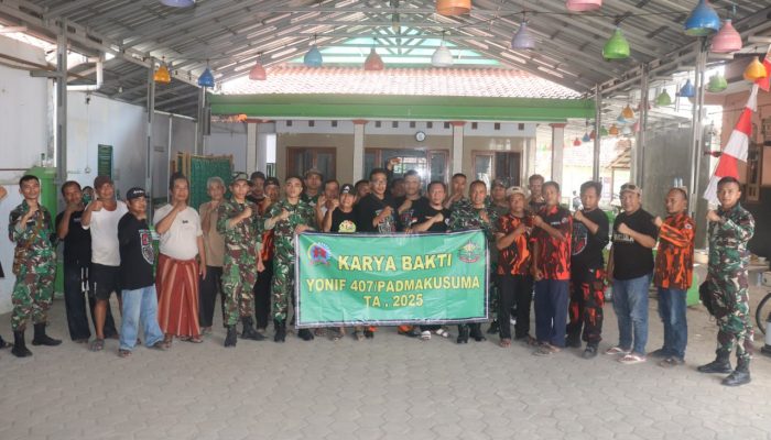 Jalin Hubungan Silahturahmi, Yonif 407/PK Melaksanakan Karya Bakti pembersihan dan Pengecatan Mushola Di Dukuh Kleben