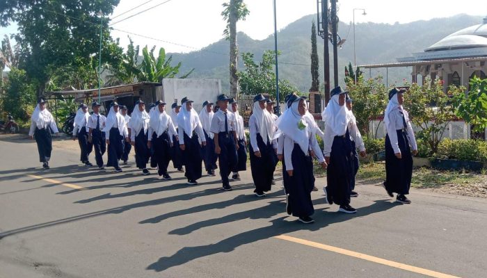 SMP Negeri 5 Ngadirojo Pacitan Tampil Memukau di Ajang Gerak Jalan, Akan Tetapi Ada Beberapa Siswa yang Tumbang Akibat Cuaca Panas