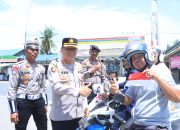 Semarakkan HUT ke-80 RI, Polres Aceh Utara Bagikan Bendera Merah Putih Kepada Pengguna Jalan