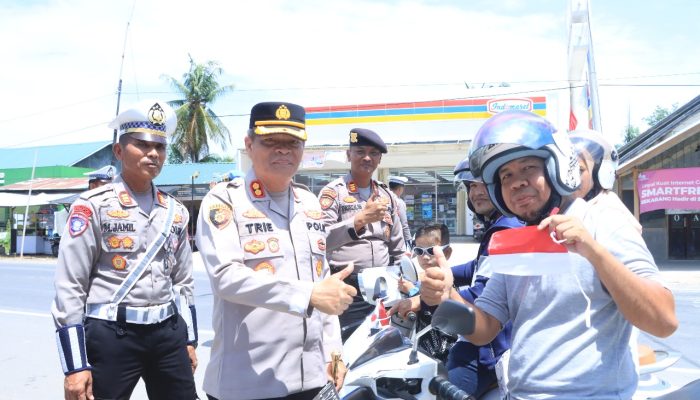 Semarakkan HUT ke-80 RI, Polres Aceh Utara Bagikan Bendera Merah Putih Kepada Pengguna Jalan