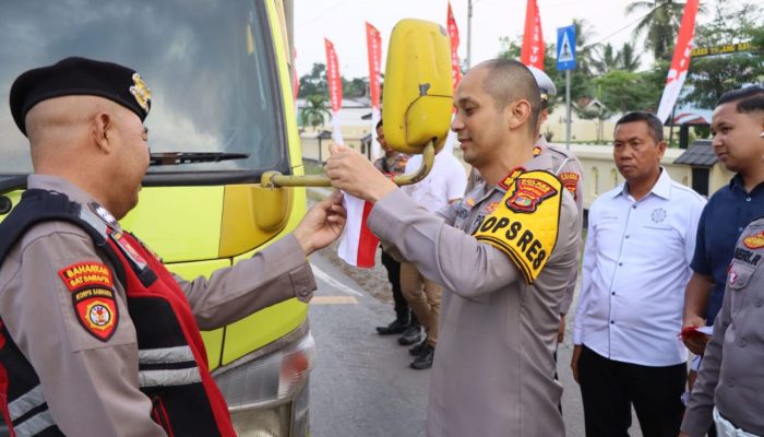 Polres Tulang Bawang Bagikan Ratusan Bendera Merah Putih Gratis Sambut HUT RI Ke-80
