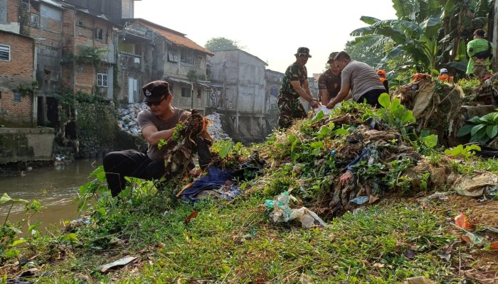 Kodim 0505/Jakarta Timur Gelar Karya Bhakti Skala Besar di Bantaran Kali Ciliwung.
