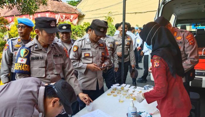 Puluhan Personel Polresta Cirebon Jalani Tes Urine