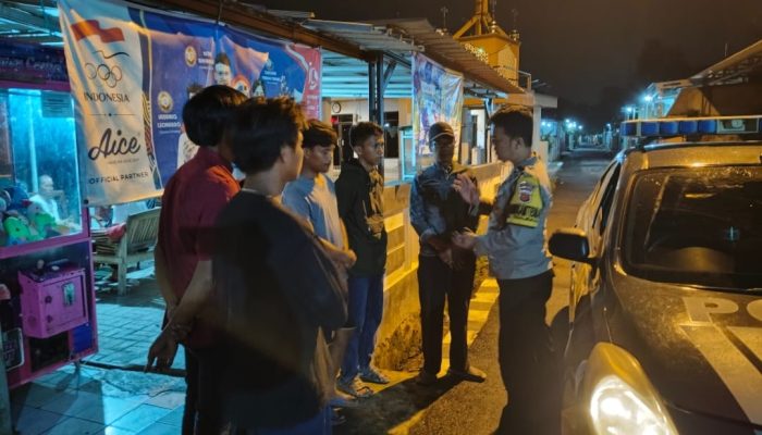 Ingatkan Pelajar Soal Jam Malam, Polisi Di Purwakarta Gelar Patroli Edukasi