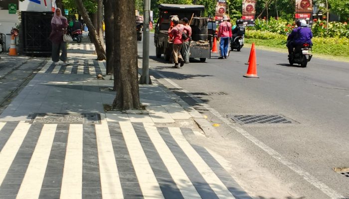 Pemkot Surabaya, gerak cepat tangani jalan yang rusak.