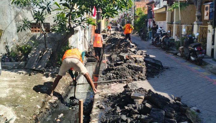Pemkot Surabaya Gerak Cepat, perbaiki gorong-gorong warga.