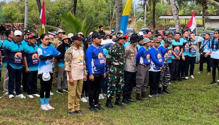 Heboh! Pacitan Gelar Ekspedisi Merah Putih 70-Mile Sea Paradise, Ribuan Bendera Merah Putih Berkibar dari Pantai ke Pantai!