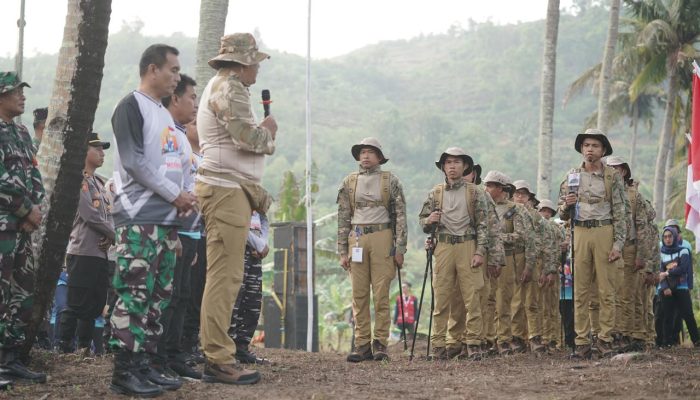 Tim Timur Ekspedisi Merah Putih Pacitan Kibarkan Ribuan Bendera, Pantai Tirisan Jadi Saksi Sejarah Nasionalisme yang Membara!