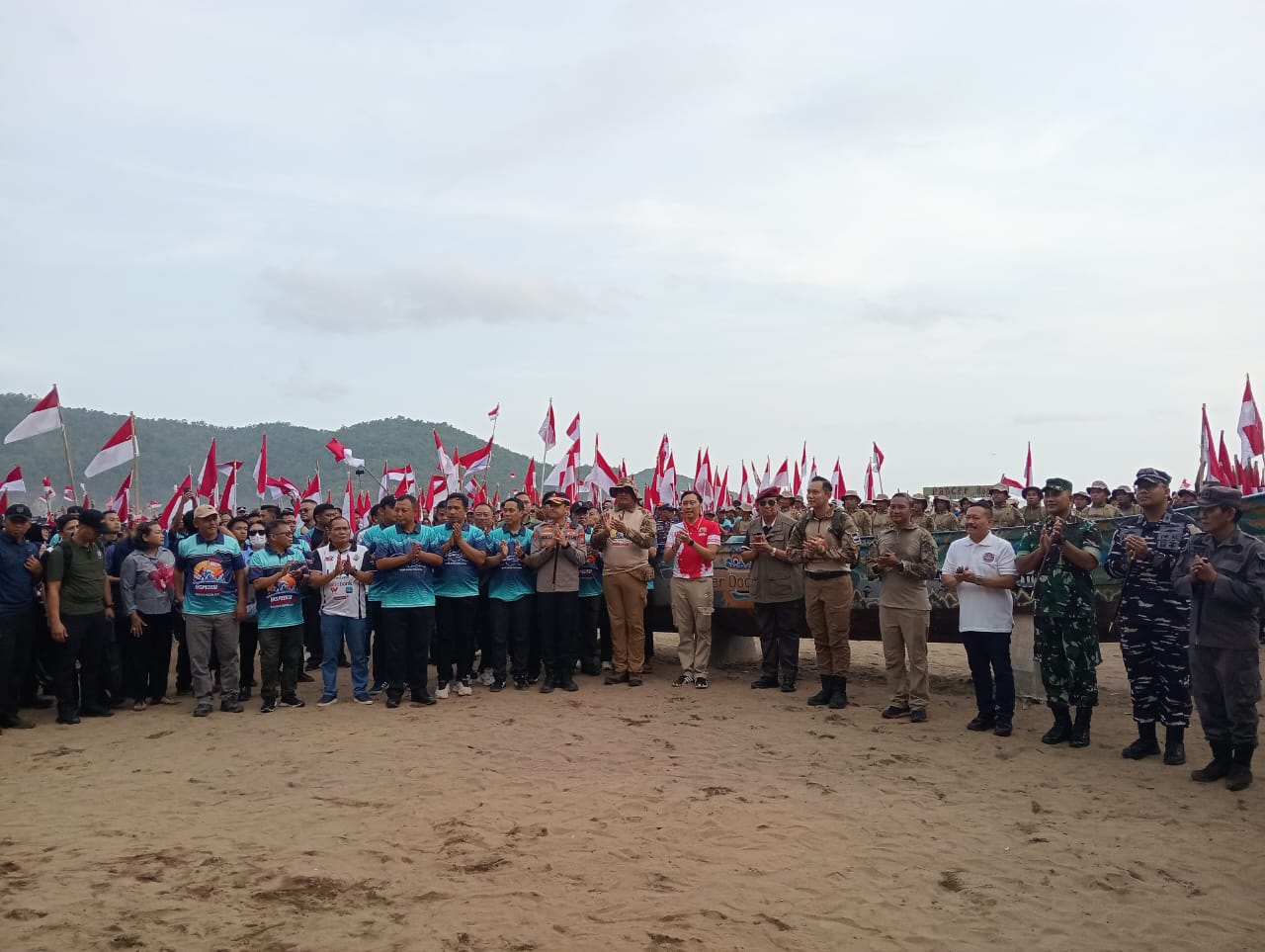 puluhan ribu warga tumpah ruah sambut ekspedisi merah putih 70-mile sea paradise, ahy dorong destinasi wisata pacitan ke dunia internasional 23 IMG 20250821 WA0252