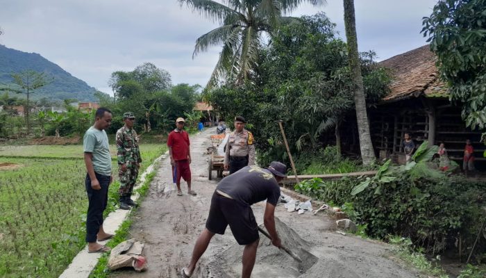 Sinergitas TNI-Polri Dengan Masyarakat Purwakarta, Polsek Plered Gelar Kerja Bakti