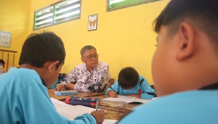 Government AdminKab Guru MIS Assuniyah 3 memberikan pendampingan belajar sesuai dengan level kemampuan anak dalam proses pembelajaran