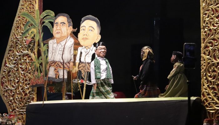 Ki Haryo Enthus Susmono Tampil,Bupati Nobar Wayang Santri