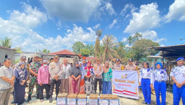 Polsek Kandis Salurkan Bantuan Sembako untuk Korban Kebakaran di Kelurahan Telaga Sam Sam