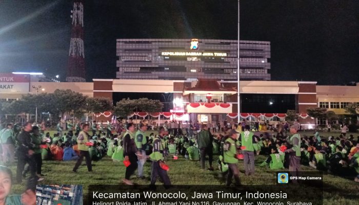Aksi Damai dan Bakar lilin di Halaman Mapolda Jatim.