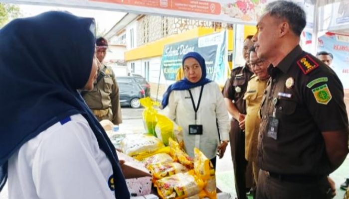 Kejari Indramayu Gandeng Bulog Gelar Pasar Murah dan Bazar