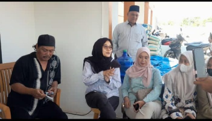 Emak-emak Jamaah dan Pedagang Pasar Jungjang Serbu Perumahan Mutiara Arjawinangun