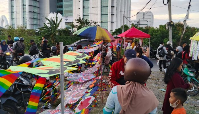 Layang-layang masih menjadi mainan yang menyenangkan smua kaum.