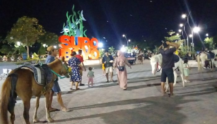 Antusias Warga Surabaya Padati Area Patung Suroboyo Saat Malam Hari.