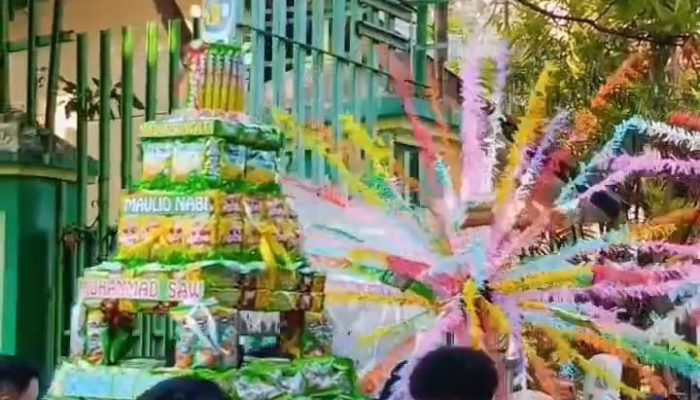 SMPN 12 Surabaya Memeriahkan Maulid Nabi.