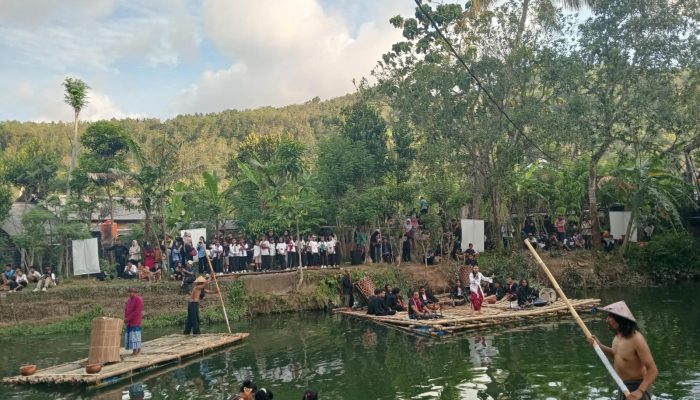 Ribuan Warga Padati Acara Festival Air Resik Kali Di Sukoharjo Pacitan 2025, Presiden Ri Ke-6 Sby Turut Hadir Saksikan Pertunjukan Di Tengah Sungai