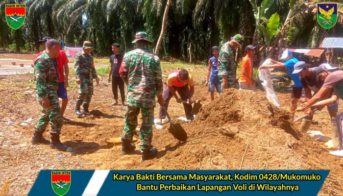 Karya Bakti Bersama Masyarakat, Kodim 0428/Mukomuko Bantu Perbaikan Lapangan Voli di Wilayahnya
