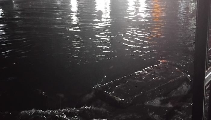 Hujan deras menyebabkan banjir di beberapa titik di kota Bandung