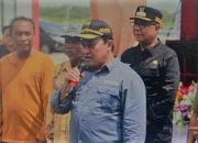 Wagub Kalteng H. Edy Pratowo melakukan panen perdana udang vaname Shrimp Estate Berkah di Kabupaten Sukamara.