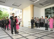 Kapolda Jambi pimpin wisuda purna bakti pengabdian diakhiri dengan pedang pora penuh haru