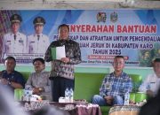 Bupati Karo Serahkan Bantuan Perangkap dan Atraktan Hama Lalat Buah Jeruk kepada Kelompok Tani di Liang Melas Datas