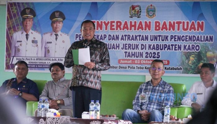 Bupati Karo Serahkan Bantuan Perangkap dan Atraktan Hama Lalat Buah Jeruk kepada Kelompok Tani di Liang Melas Datas
